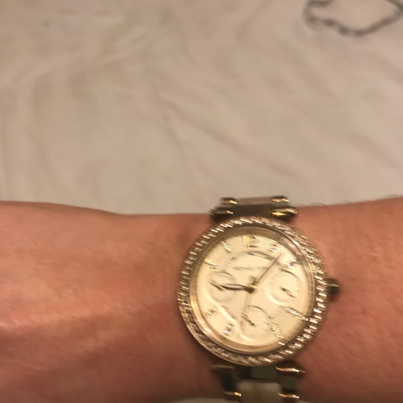 Michael Kors gold watch with horn details - Picture 5 of 6